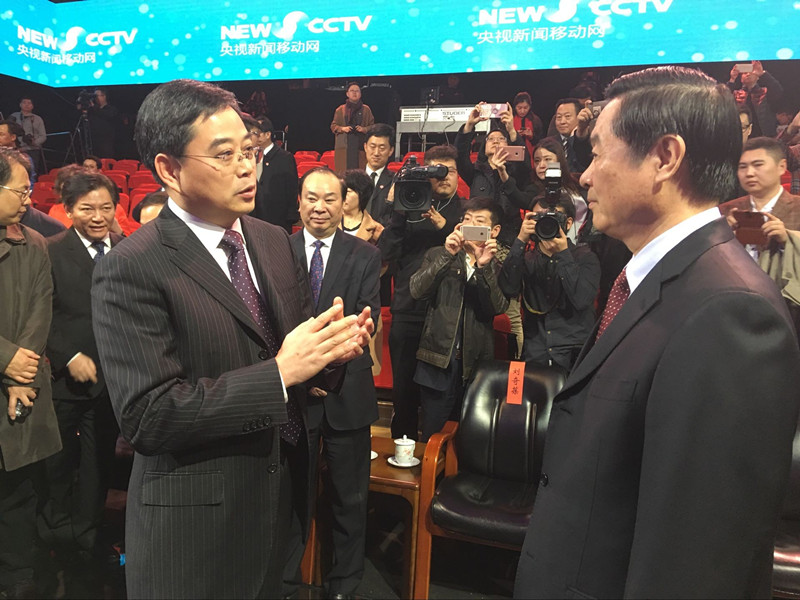 劉奇葆部長(zhǎng)與寧波廣電集團(tuán)總編輯徐方親切交談，勉勵(lì)寧波廣電注重內(nèi)容建設(shè)，辦出特色，全力推進(jìn)媒體融合發(fā)展。.jpg