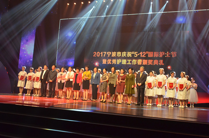 出席頒獎活動的領(lǐng)導(dǎo)與全體獲獎?wù)吆嫌?JPG