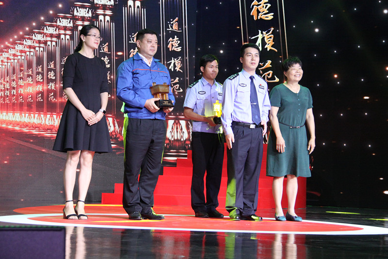 姚力軍、胡建江獲選寧波市道德模范評選獲得敬業(yè)奉獻(xiàn)模范.JPG