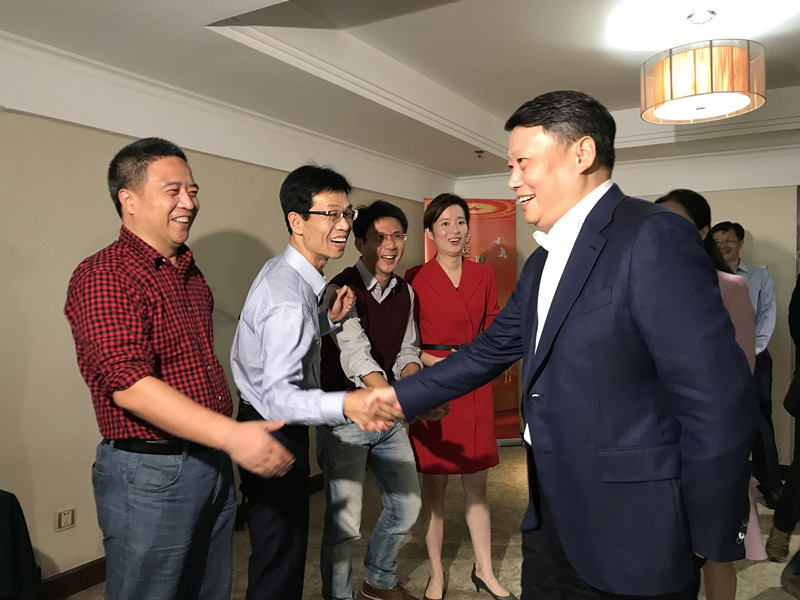 十九大代表 省委副書記 市委書記唐一軍看望慰問報(bào)道組成員.jpg