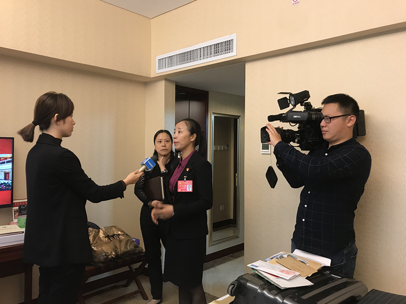報道組采訪我市十九大代表之一的陳霞娜.jpg