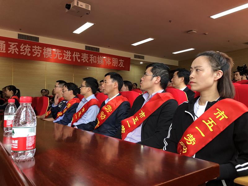 圖5 50位勞模代表.JPG