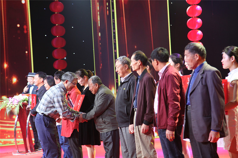 寧波廣播電視集團(tuán)總裁、黨委書記張松才為10位“2018寧波市最美老年協(xié)會(huì)帶頭人”頒發(fā)紀(jì)念冊(cè).jpg