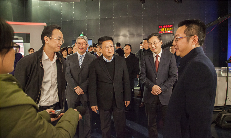 鄭書記考察高清新聞演播室.jpg