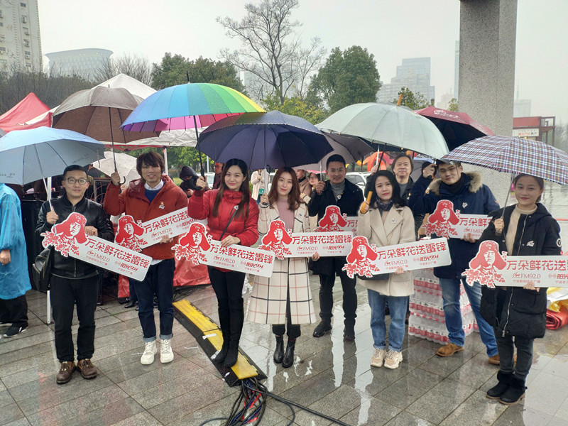 寧波廣播頻率群“萬朵鮮花送雷鋒”十路送花使者準備出發(fā).jpg