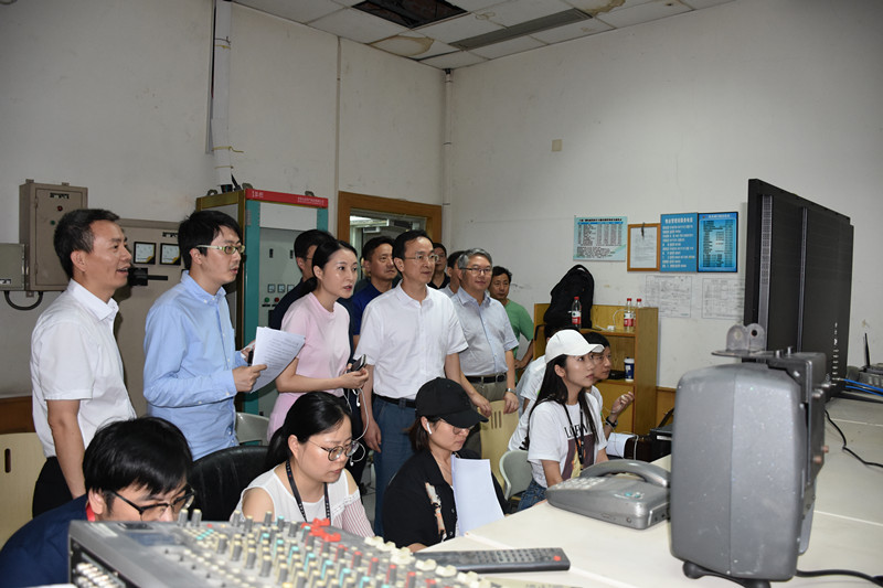 市委常委 宣傳部部長萬亞偉慰問寧聚一線采編人員.JPG