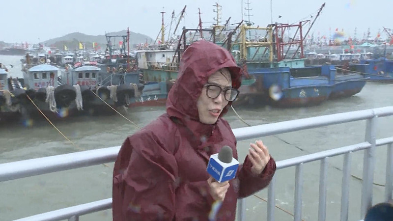 風(fēng)大雨大，《寧波新聞》記者鄭吟在象山石浦出口播.jpg