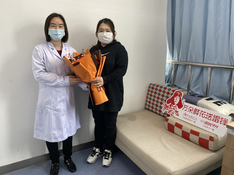 新聞綜合廣播記者李寧向?qū)幉ㄔ醯膶幉ㄡt(yī)療中心李惠利醫(yī)院主任醫(yī)師董縐縐的妻子獻(xiàn)花、.jpg