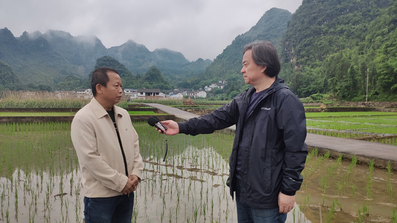 新聞廣播副總監(jiān)呂岸采訪黔西南農(nóng)業(yè)農(nóng)村干部.jpg