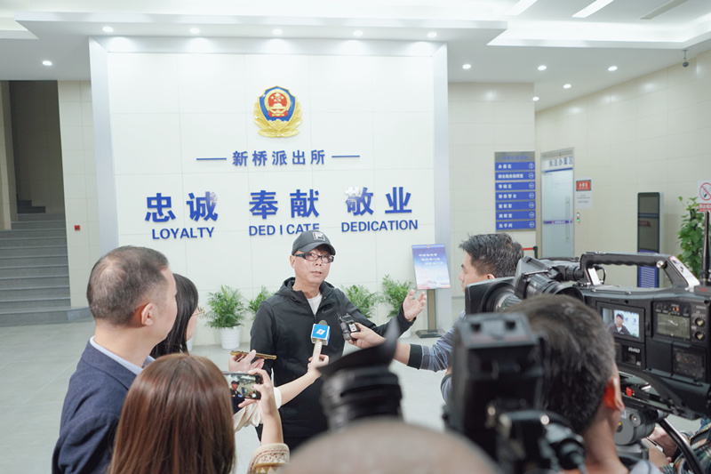 插圖1： 朱導(dǎo)接受媒體采訪.jpg