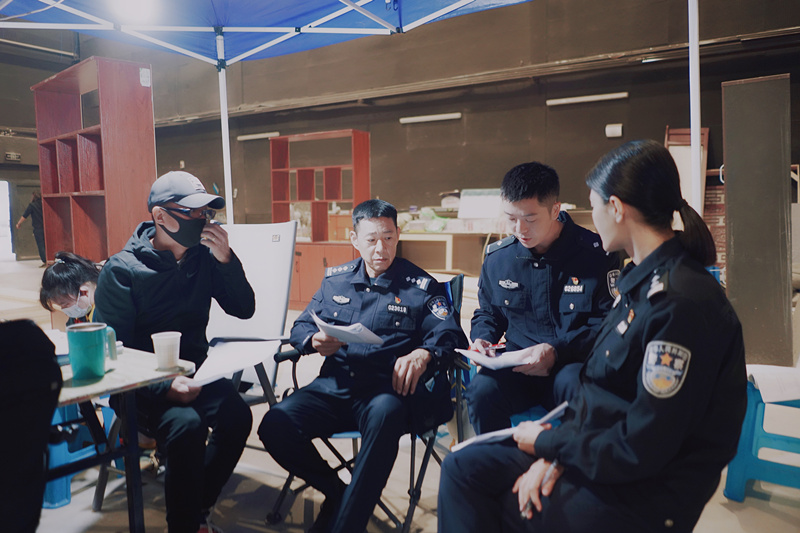 插圖2： 導(dǎo)演主演圍讀劇本.jpg