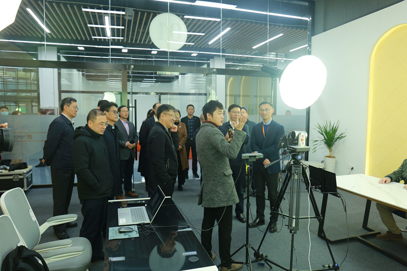 專業(yè)人員講解直播設(shè)備使用情況.jpg