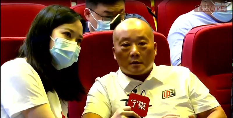 寧波運(yùn)動(dòng)員石智勇奪冠 鄞江舉重基地觀賽采訪直播中2_副本.png