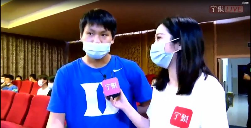 寧波運(yùn)動(dòng)員石智勇奪冠 鄞江舉重基地觀賽采訪直播中3_副本.png