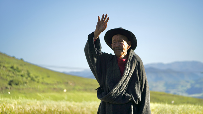 3.老牧民揮手送別尕布龍.jpg
