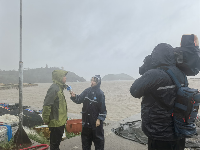 集體--多媒體新聞中心記者屠佳祺在象山避風(fēng)錨地采訪.jpg