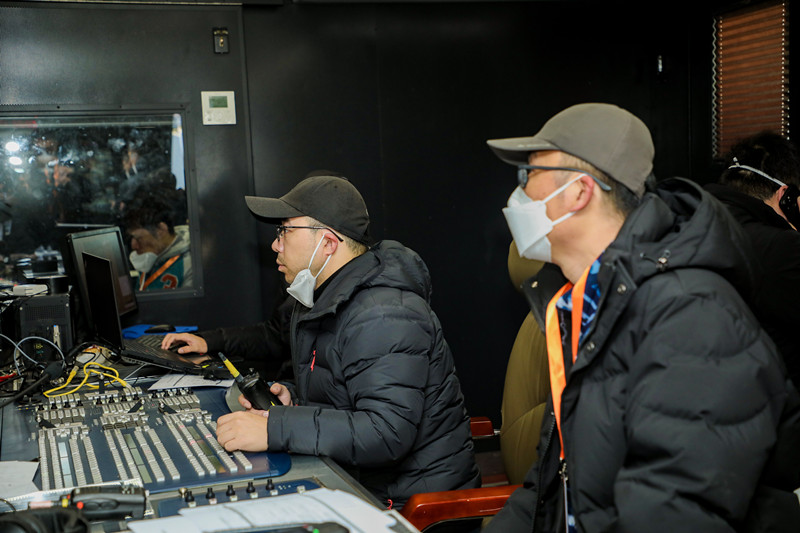 轉(zhuǎn)播車上直播工作.jpg