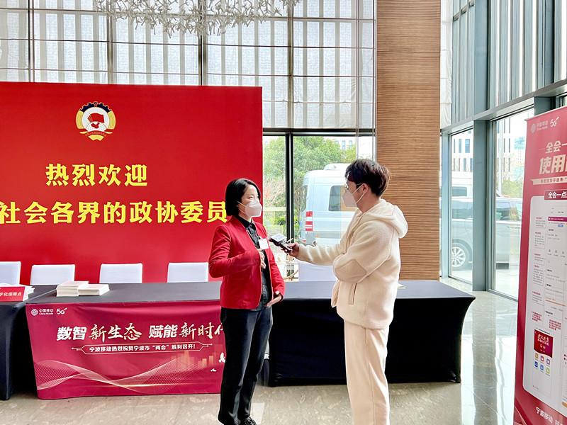 記者采訪政協(xié)委員.jpg