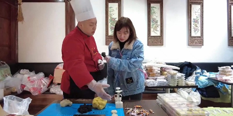 江北臺記者許婷婷在江北區(qū)慈城鎮(zhèn)采訪美食傳承人包珅，品嘗特色糕點(diǎn)。_副本.jpg