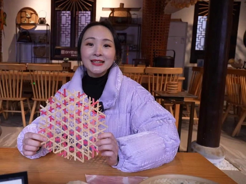 余姚臺記者陸曉珊在陽明古鎮(zhèn)非遺館內(nèi)學(xué)習(xí)制作非遺傳統(tǒng)技藝竹編。_副本.jpg