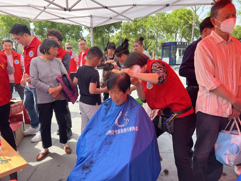 鄞州慈善義工理發(fā).jpg