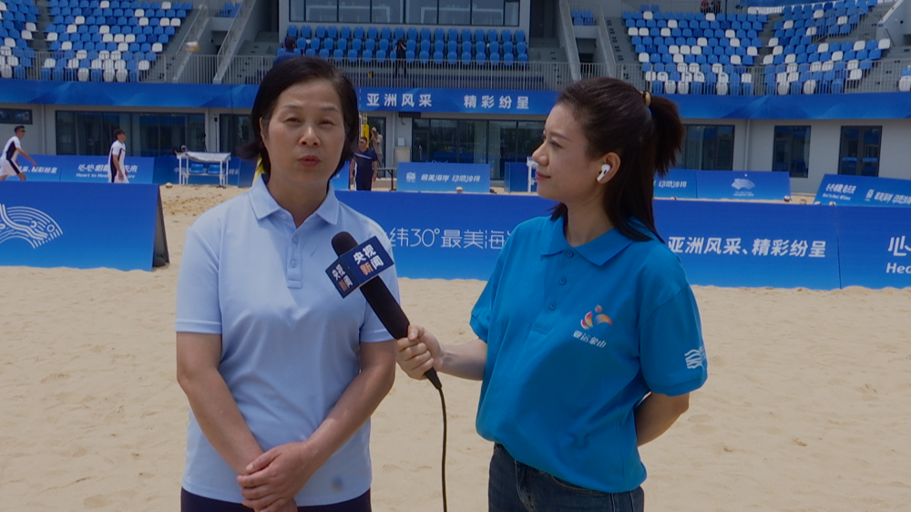 二、寧波廣電集團(tuán)記者黃瑤汝采訪寧波象山半邊山沙灘排球中心運(yùn)行團(tuán)隊(duì)常務(wù)副指揮長  徐小平.png
