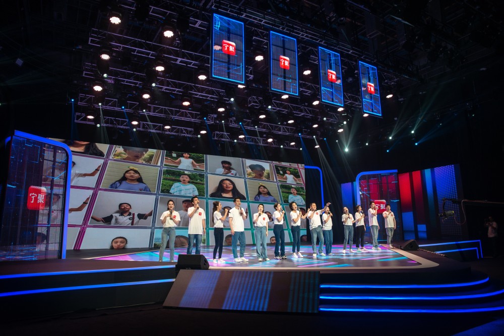 5月30日寧聚客戶(hù)端正式改版上線儀式現(xiàn)場(chǎng)主持人代表們合唱.jpg