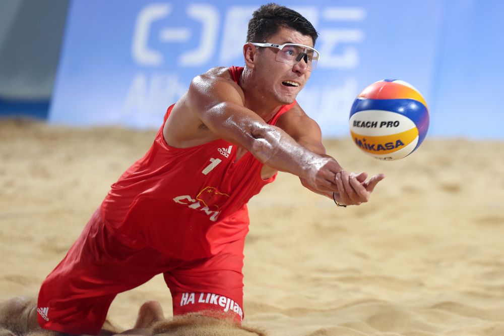 中國隊隊員救球  圖片源于新華社.jpg