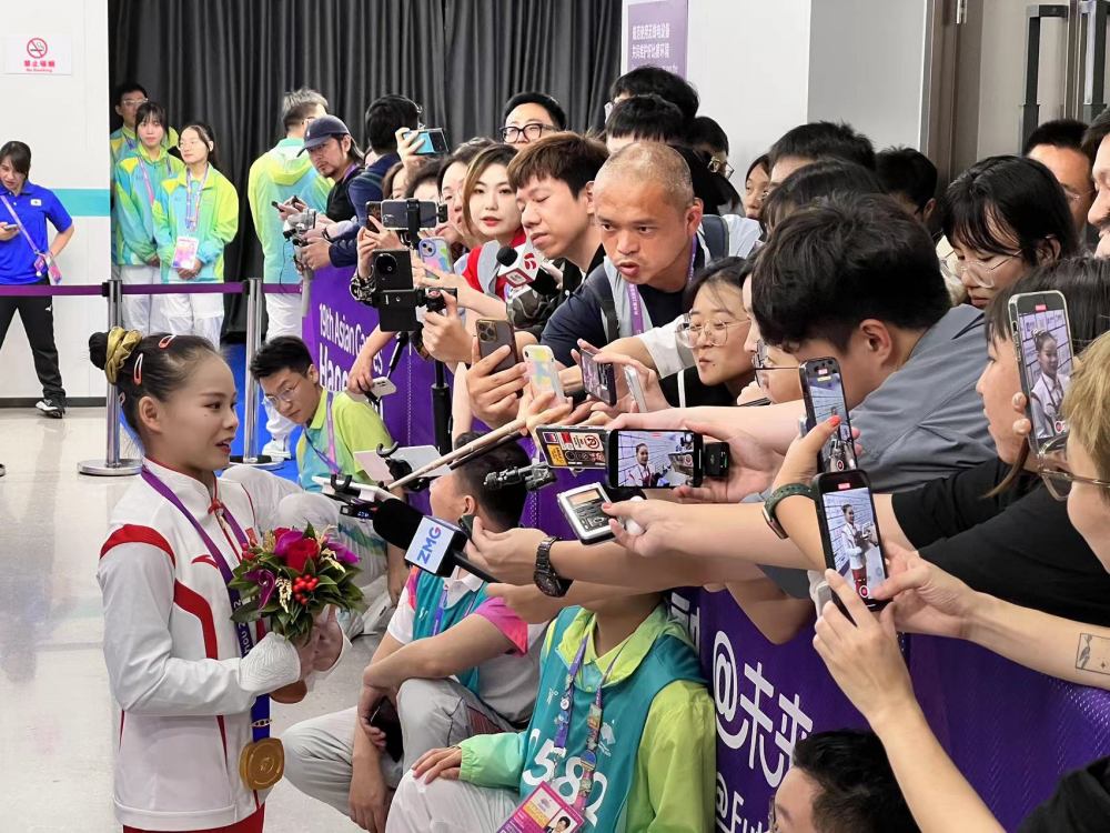 廣電記者在混合采訪區(qū)采訪體操團體奪冠的寧波小將張欣怡.jpg