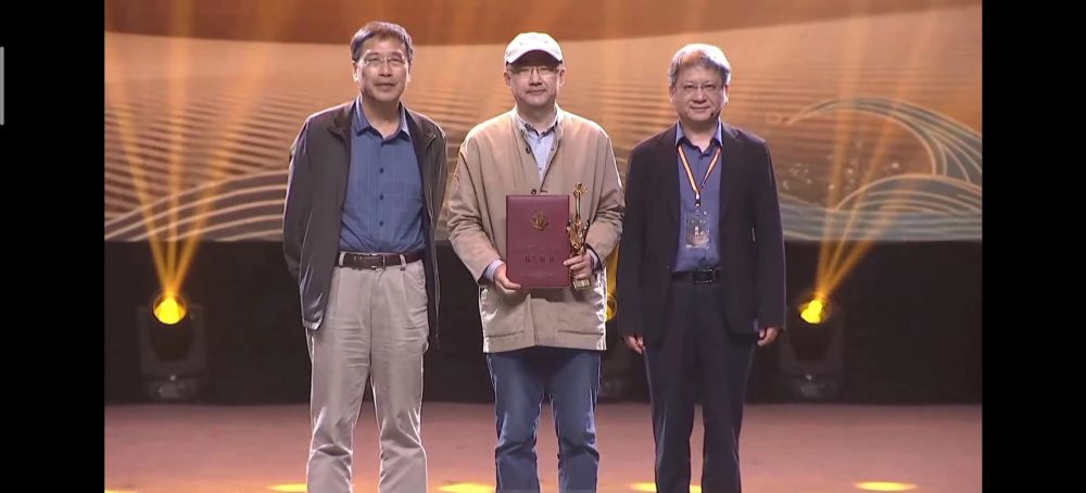 2.編劇段越豪作為代表領(lǐng)獎(jiǎng).jpg