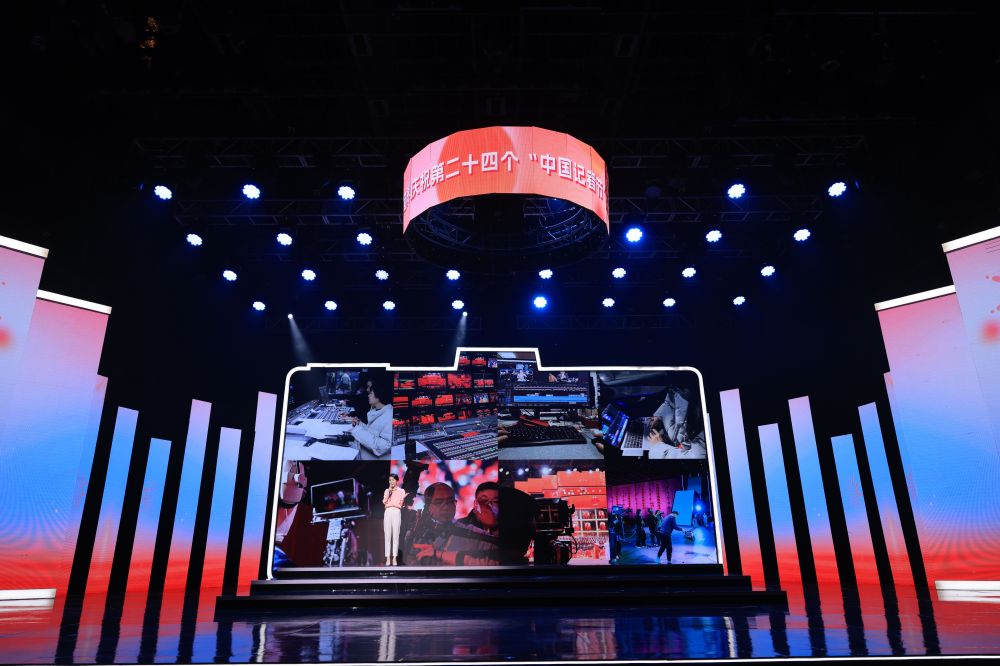 圖2 記者分享“寧波春晚”臺(tái)前幕后“大兵團(tuán)作戰(zhàn)”的故事彰顯凝聚的力。量.jpg