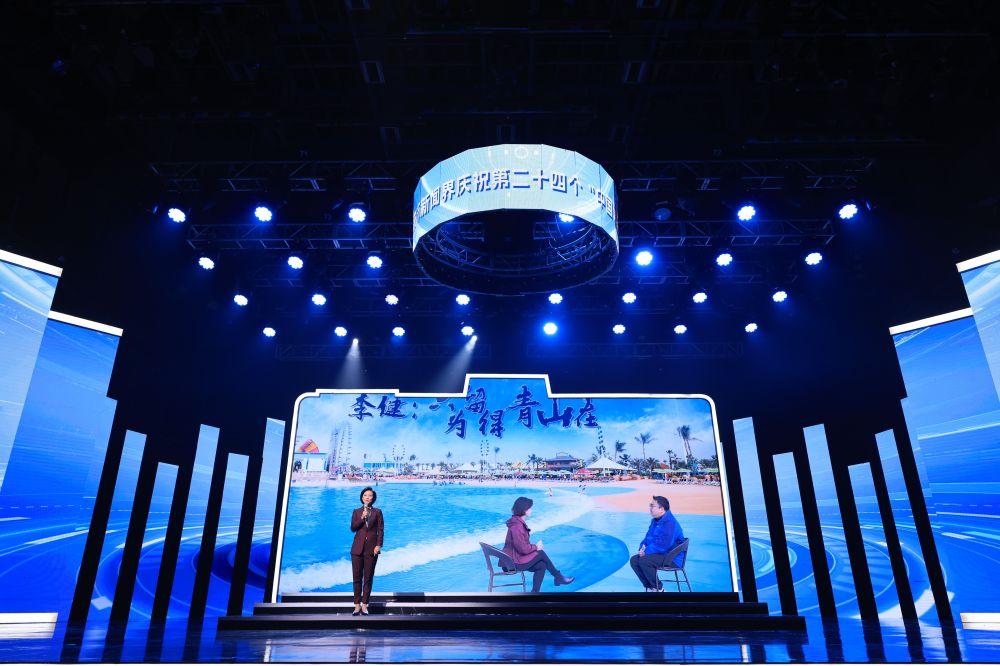 圖5 記者講述寧波民營(yíng)經(jīng)濟(jì)奮斗者的故事，分享自己同為時(shí)代奮進(jìn)者的感受。.jpg