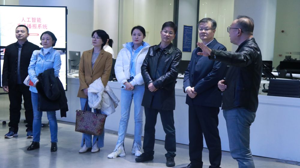 參觀長沙廣電人工智能手語電視播報(bào)項(xiàng)目.jpg