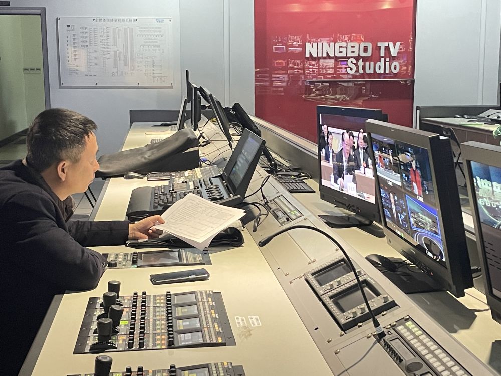 集團領(lǐng)導(dǎo)在《寧波新聞》直播機房督陣指導(dǎo).jpg