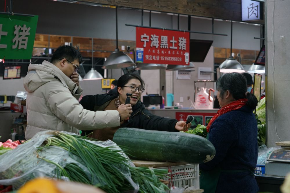 鄞州福明菜場采訪商販.jpg