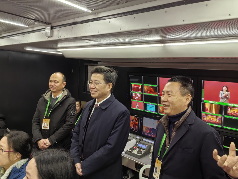 市人大常委會(huì)主任張平和市政協(xié)主席陳龍來到現(xiàn)場直播車看望工作人員，高度肯定直錄播工作 (5).jpg