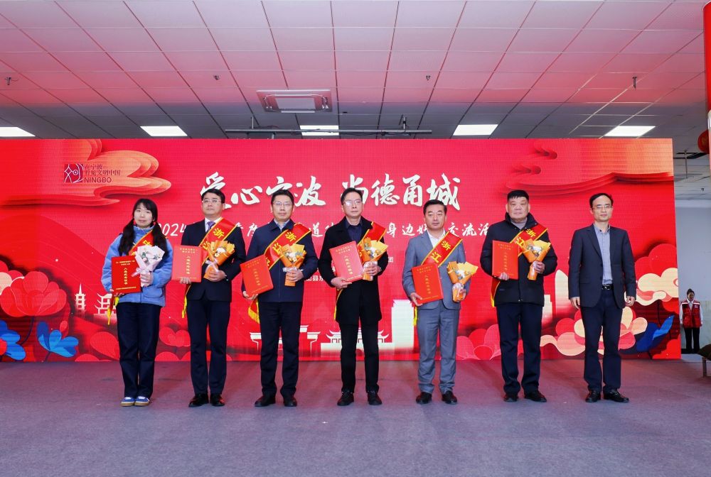 市委宣傳部副部長文明辦主任 童華斌為中國好人浙江好人頒獎.jpg